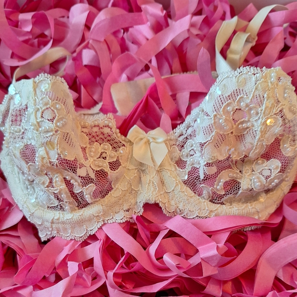 Victoria Secret Lace w small pearl embell Size 34A